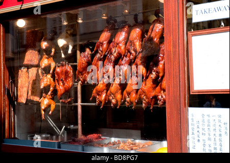 Un anatra croccante cucinare in un ristorante Cinese e finestra. Foto Stock
