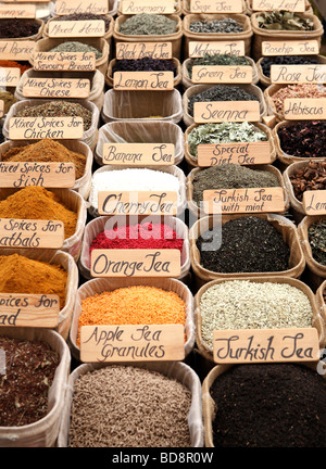 Una pressione di stallo delle spezie in un locale il mercato degli agricoltori in Kas Turchia meridionale Foto Stock