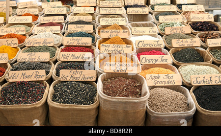 Una pressione di stallo delle spezie in un locale il mercato degli agricoltori in Kas Turchia meridionale Foto Stock