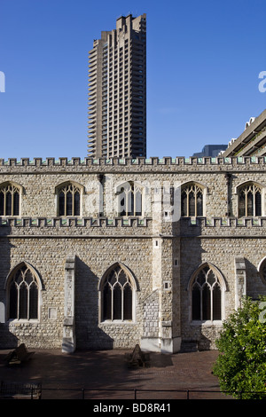 St Giles Cripplegate chiesa e torre Appartamento blocco presso il Barbican Londra Foto Stock
