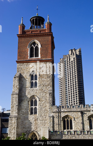 St Giles Cripplegate chiesa e torre Appartamento blocco presso il Barbican Londra Foto Stock