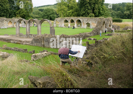 Un artista dipinge le rovine dell'Abbazia di Hailes nei pressi di Winchcombe nel Gloucestershire. Foto Stock