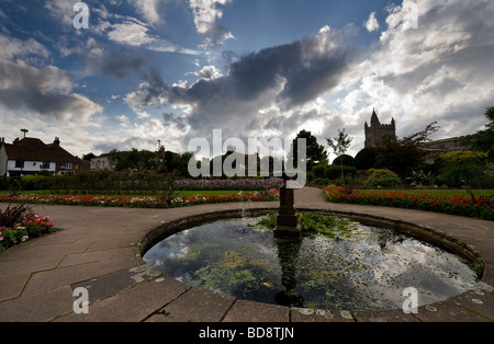 Una fontana pubblica entro il vecchio Amersham memorial gardens contro un cielo drammatico. Foto Stock