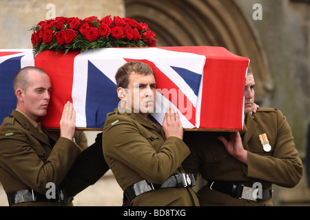 Il servizio funebre di Harry Patch soldati del reggimento di fucili a portare la sua bara dalla Cattedrale di Wells il 6 Agosto 2009 Foto Stock