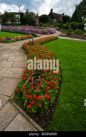 Giardino aiuola frontiere in old Amersham memorial gardens Buckinghamshire REGNO UNITO Foto Stock