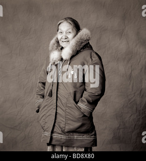 Bianco nero studio ritratto di donna Inuit che indossa una giacca tradizionale in uno studio fotografico in Iqaluit Nunavut Canada Foto Stock