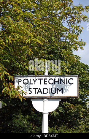 Bianco e nero firmare per il politecnico, allo stadio di un complesso sportivo a Chiswick, West London, England, che ha aperto nel 1938. Foto Stock