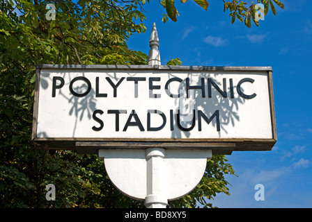 Bianco e nero firmare per il politecnico, allo stadio di un complesso sportivo a Chiswick, West London, England, che ha aperto nel 1938. Foto Stock