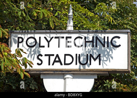 Bianco e nero firmare per il politecnico, allo stadio di un complesso sportivo a Chiswick, West London, England, che ha aperto nel 1938. Foto Stock