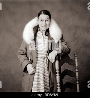 Bianco nero studio ritratto di donna Inuit in uno studio fotografico in Iqaluit Nunavut Canada Foto Stock