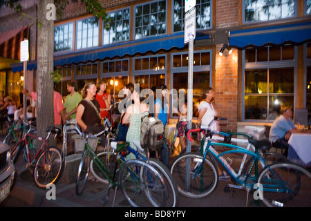 I coniugi amici vicini alla socializzazione in primo venerdì Gallery Walk Bend, Oregon Foto Stock