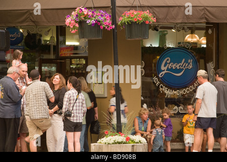 Famiglie di amici vicini alla socializzazione in primo venerdì Gallery Walk Bend, Oregon Foto Stock