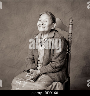 Bianco nero studio ritratto di donna Inuit in uno studio fotografico in Iqaluit Nunavut Canada Foto Stock