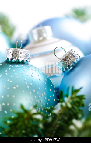 Molte decorazioni di Natale nella neve con rami di pino Foto Stock