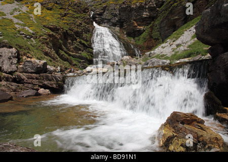 Cascate Cascada Cola de Caballo nel Circo de Soaso Parque National de Ordesa Pirenei Spagna Foto Stock