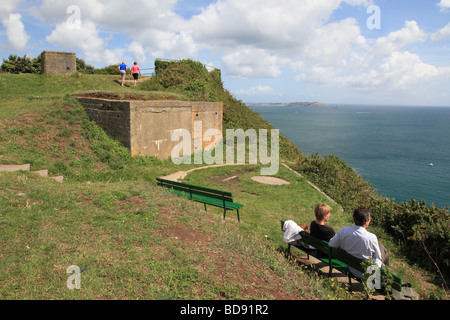 Persone in appoggio al punto Jerbourg Guernsey, Isole del Canale Foto Stock
