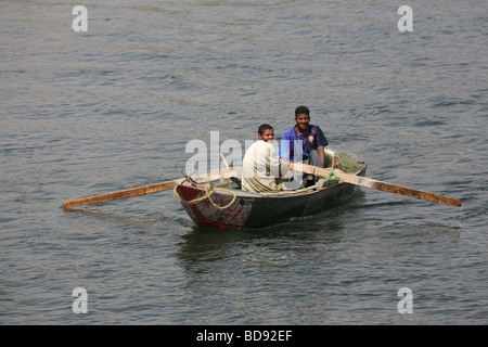 Due uomini la pesca sul fiume Nilo Foto Stock