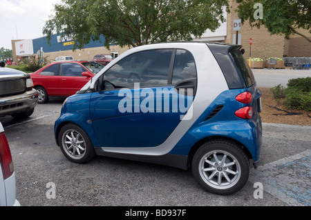 Tiny Smart Fortwo piccola vettura parcheggiata di fronte l'area dello shopping Foto Stock
