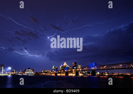 Un fulmine sopra la città di Louisville, Kentucky Skyline Foto Stock