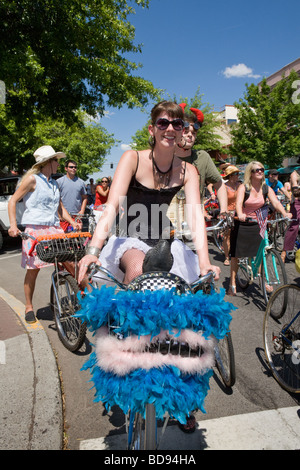 La libertà Parade sulle biciclette è diventata un unsanctioned 4 luglio tradizione nella curvatura Oregon Foto Stock