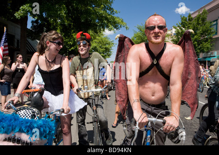 La libertà Parade sulle biciclette è diventata un unsanctioned 4 luglio tradizione nella curvatura Oregon Foto Stock