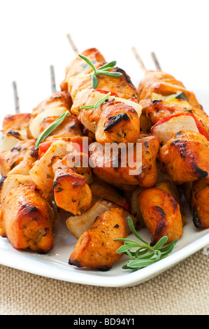 Pila di pollo alla brace antipasti kebab su una piastra Foto Stock