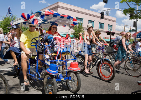 La libertà Parade sulle biciclette è diventata un unsanctioned 4 luglio tradizione in curva, Oregon Foto Stock