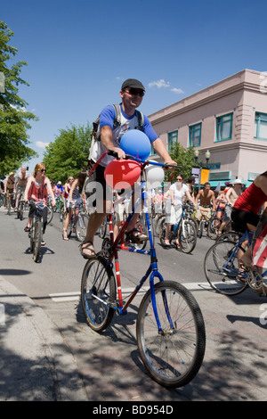 La libertà Parade sulle biciclette è diventata un unsanctioned 4 luglio tradizione in curva, Oregon Foto Stock