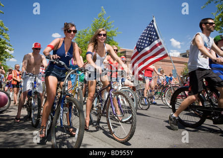 La libertà Parade sulle biciclette è diventata un unsanctioned 4 luglio tradizione in curva, Oregon Foto Stock