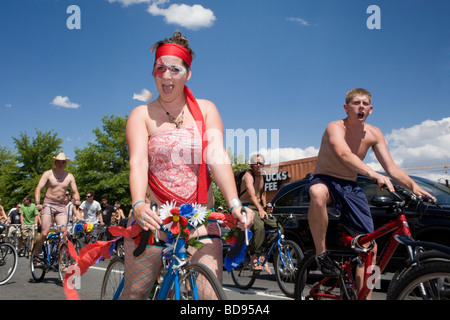 La libertà Parade sulle biciclette è diventata un unsanctioned 4 luglio tradizione nella curvatura Oregon Foto Stock