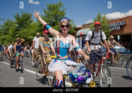 La libertà Parade sulle biciclette è diventata un unsanctioned 4 luglio tradizione nella curvatura Oregon Foto Stock