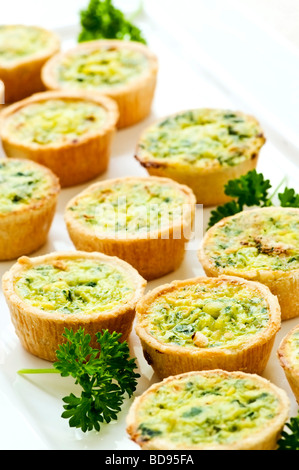 Piastra di molti mini morso dimensioni quiche antipasti Foto Stock