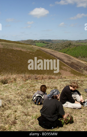 Walkers sul Dartmoor Devon England Regno Unito Foto Stock