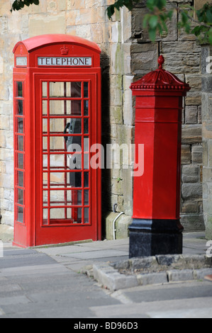 Telefono rosso box rosso Royal Mail casella postale due icone di Inghilterra Foto Stock