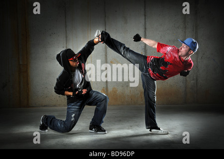 Hip hop uomini dancing eseguendo un arti marziali spostare Foto Stock