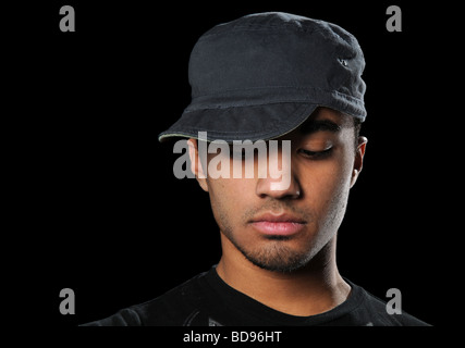 Ritratto di giovane uomo che indossa un cappello e guardando verso il basso Foto Stock