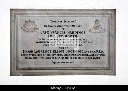 Lapide in memoria di Capt Hardinge Follet Booth e grandi Laurance Elliot stand M C e bar in St Peter s Chiesa Vecchia a Woking Foto Stock