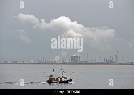 La pesca in barca a vela passato di una centrale nucleare e la raffineria di petrolio Hartlepool, Cleveland, Regno Unito. Foto Stock