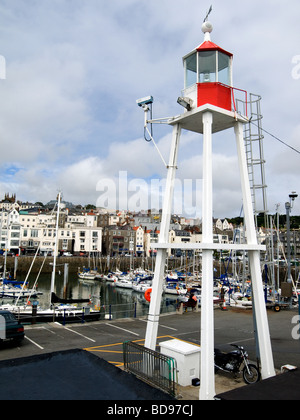 Una torre faro sul molo Albert St Peter Port Guernsey Harbour e yacht in Victoria Marina Foto Stock