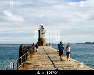 Per i turisti e i pescatori sul molo al Castle Cornet St Peter Port Guernsey porto Foto Stock