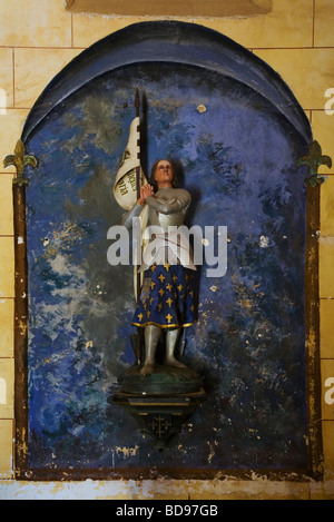 Giovanna d'Arco con la sua fiamma o banner nella chiesa del XII secolo, Siorac de Riberac, Dordogne, Francia Foto Stock