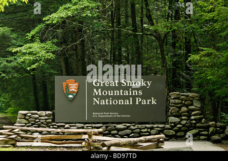 Segno di entrata al Parco Nazionale di Great Smoky Mountains sul percorso 441 in Tennessee Foto Stock