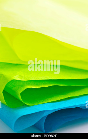 Close up verde blu e giallo di carta tissue Foto Stock