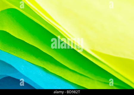 Close up verde blu e giallo di carta tissue Foto Stock