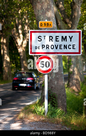 Entrare nel paese di San Remy de Provence, Francia Foto Stock