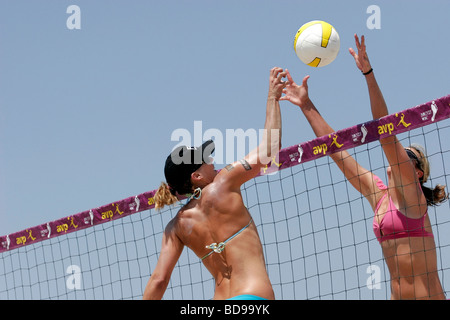 Due donne gli atleti in competizione nella Hermosa Beach, CA AVP serie di pallavolo Foto Stock