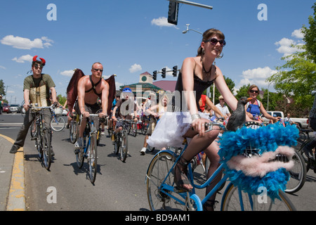 La libertà Parade sulle biciclette è diventata un unsanctioned 4 luglio tradizione nella curvatura Oregon Foto Stock