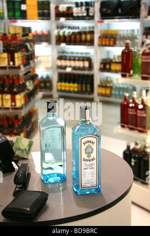 Acquisto duty free alcol in un aeroporto uscita Foto Stock