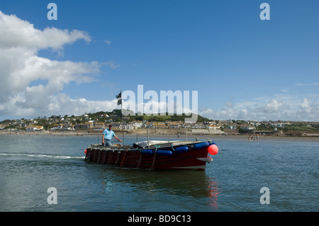 Guida turistica di barca si avvicina a prelevare i passeggeri da St Michael's Mount Harbour, Cornwall, Regno Unito Foto Stock