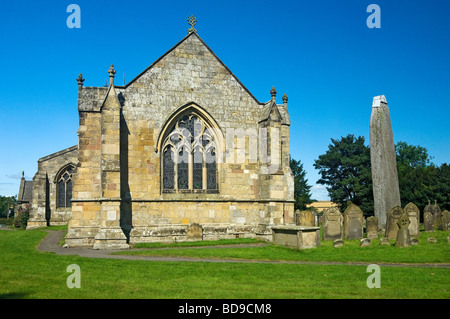 Monolite Rudston nel sagrato della chiesa di Tutti i Santi in estate East Yorkshire England Regno Unito Regno Unito GB Gran Bretagna Foto Stock